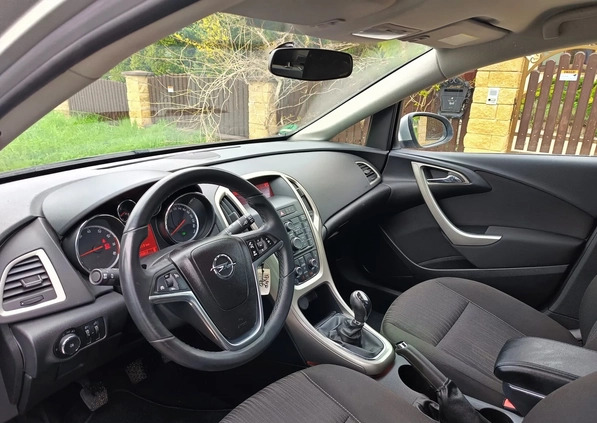 Opel Astra cena 28500 przebieg: 133000, rok produkcji 2010 z Połaniec małe 631